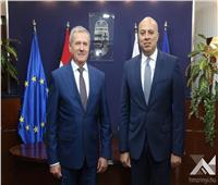 سفير مصر في بودابست يلتقي وزير الدفاع المجري لتعزيز التعاون المشترك 