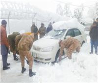 الجيش الباكستاني يسابق الزمن لإعادة فتح الطرق بعد الانهيارات الثلجية 