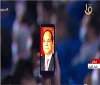 شاب يرفع صورة الرئيس السيسي خلال افتتاح منتدى شباب العالم بشرم الشيخ