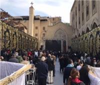 المئات يشاركون في جنازة القس مكاري يونان بالكنيسة المرقسية بالأزبكية 