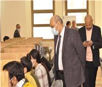 رئيس جامعة المنيا يتفقد لجان امتحانات «الحاسبات والمعلومات» و«الصيدلة»