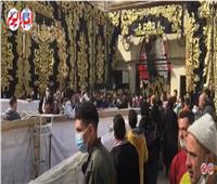 حضور شعبي في صلوات تجنيز القس مكاري يونان بالكنيسة المرقسية الكبرى| فيديو 