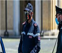 أفراد الشرطة الإيطالية يعترضون على ارتداء كمامات وردية اللون