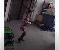 عامل صيني ينجو من الموت بثواني قبل سقوط المصعد | فيديو   