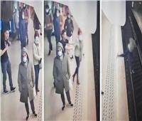 دفع سيدة أمام عربات مترو بروكسل | فيديو 