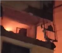 5 سيارات إطفاء للسيطرة على حريق داخل عقار بالنزهة| فيديو