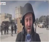 نجاة مراسل تلفزيوني من قذيفة سقطت بمحيط سجن غويران في سوريا| فيديو