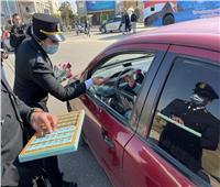 بكتيب توعية وحلوى وورد.. أمن الجيزة يحتفل مع المواطنين بعيد الشرطة