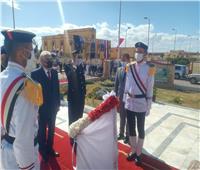 محافظ جنوب سيناء يضع إكليل الزهور على النصب التذكاري بمعسكر قوات الأمن 