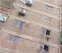 «شابان» ينقذان طفل قبل سقوطه من شرفة بالدور الثالث في عين شمس| فيديو