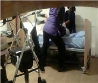 ممرضة تسحب امرأة مصابة بالخرف إلى سرير ملطخ بالبول بأمريكا | فيديو