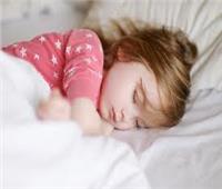 دراسة: التعرض البسيط للضوء يضعف هرمون الميلاتونين المعزز للنوم الجيد للأطفال