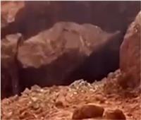 لحظة انهيار جزء من التربة أثناء الحفر لإنقاذ الطفل ريان| فيديو