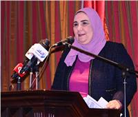 وزيرة التضامن: إعفاء من تمحو أميتها من نصف قيمة القرض الحاصلة عليه