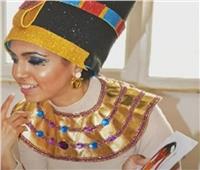 حكايات| «نفرتيتي» الإسكندرية.. معلمة تشرح لطلابها بـ«الزي الفرعوني»