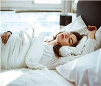 كيف يؤثر وضع النوم على صحتك؟