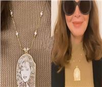 ميرفت أمين ترتدي «سلسلة» مطبوع عليها وجه «دلال عبد العزيز»