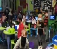طلاب يحتفلون بإلغاء الزامية «الكمامة» بطريقة طريفة |فيديو   