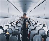 لا تغير مقعدك في الطائرة دون استشارة الطاقم.. «مضيفة» توضح السبب 