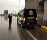 رجال المرور تحت الأمطار لتسهيل حركة السيارات بالقاهرة