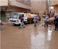 سحب مياه الأمطار لتسهيل حركة المواطنين في بني مزار بالمنيا