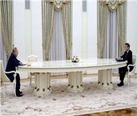 طاولة لقاء بوتين وماكرون تحقق أرباحا خيالية لشركة آثاث إيطالية