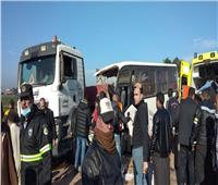 مصرع وإصابة 15 عاملاً في حادث تصادم أتوبيس وسيارة نقل بالإسكندرية | صور