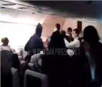 بطل العالم يسيطر على راكب حاول فتح باب طائرة مغربية في الجو| فيديو