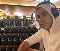 أحمد السعدني يستعرض لياقته البدنية في «الجيم» 