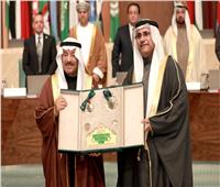 رئيس البرلمان العربي يمنح رئيس مجلس الشورى البحريني وسام التميز العربي