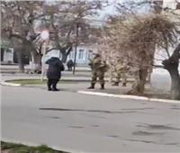 سيدة أوكرانية تهدي بذور دوار الشمس لجندي روسي| فيديو