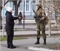 أوكرانية تقدم لجنديًا روسيًا بذور عباد الشمس حتى تتفتح عند وفاته| فيديو