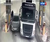 روسي يحمي سيارته من اصطدامها بشاحنة ضخمة بطريقة مرعبة| فيديو