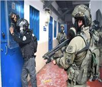 قوات الاحتلال تقتحم أحد أقسام سجن «عوفر».. واندلاع مواجهات عنيفة مع الأسرى