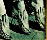أحذية بأيدٍ ذهبية.. موضة الستينيات لـ«جولد فنجر»   