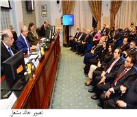 رئيس منتدى البرلمانيين العرب يهدي رئيس مجلس النواب درع المنتدى
