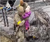 بعد قصف روسي.. إنقاذ أطفال ونساء من تحت أنقاض مبنى | فيديو