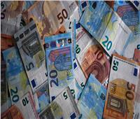 للمرة الأولى منذ عام 2020.. تراجع اليورو أمام الدولار