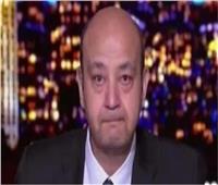 عمرو أديب يعلق على طوابير المصريين بمحل هواتف شهير