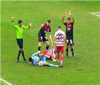 فيديو وصور.. إصابة قوية تنهي موسم لاعبا بالدوري التونسي 