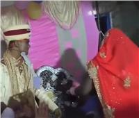 شجار عنيف بين عروسين في الكوشة لسبب مضحك | فيديو