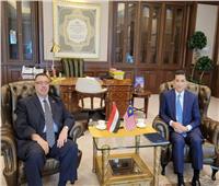 السفير المصري لدى ماليزيا يلتقي وزير الصناعة والتجارة الماليزي 