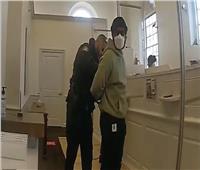 كاميرا ترصد لحظة القبض على مخرج أمريكي داخل بنك| فيديو
