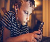 الهواتف المحمولة تصيب طفلك بأعراض خطيرة