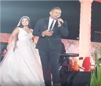 شاهد| موقف محرج لـ عمرو دياب في حفل زفاف