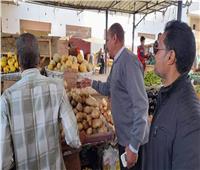 لجنة المتابعة تواصل جولاتها على سوق الخضار بالقصير