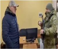 ضابط أوكراني يطرد سفير بيلاروسيا | فيديو