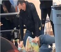 ضابط أمريكي يضع ركبته على رقبة طفلة 12عاما | فيديو 