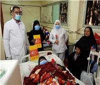 مستشفيات قنا توزع الهدايا والورود على الأمهات المرضى بمناسبة عيد الأم