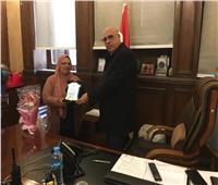 نائب محافظ القاهرة يُكرّم الأم المثالية للمنطقة الغربية